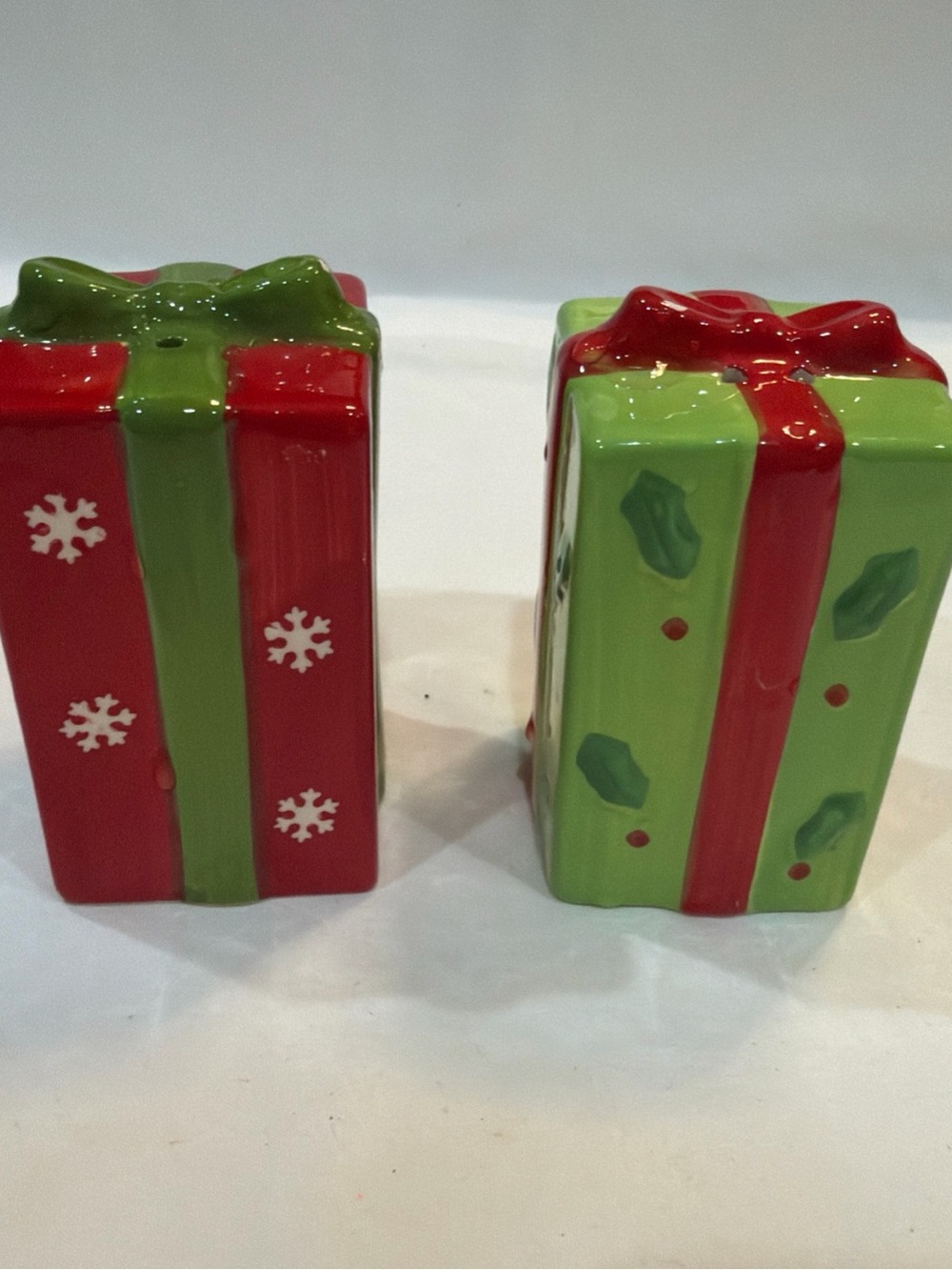 Festive Ceramic Gift Salt & Pepper Shaker Set - Red & Green
